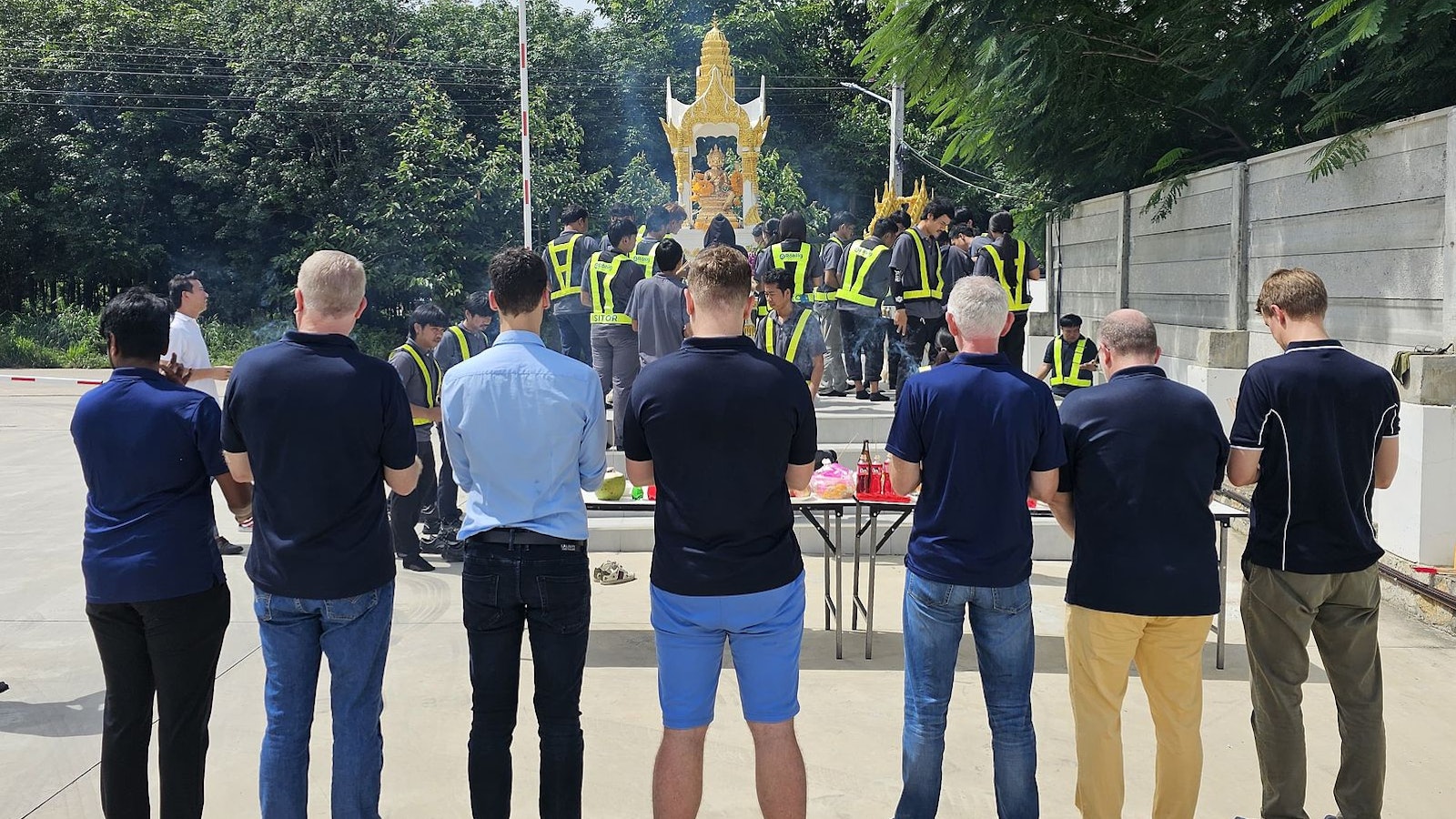 Feierliche Zeremonie im Lager von Röhlig Thailand