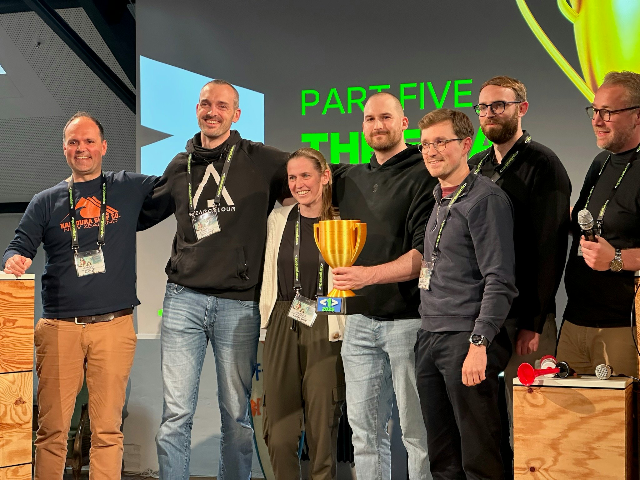 Personen auf einer Bühne nach der Übergabe des Hackathon-Preises